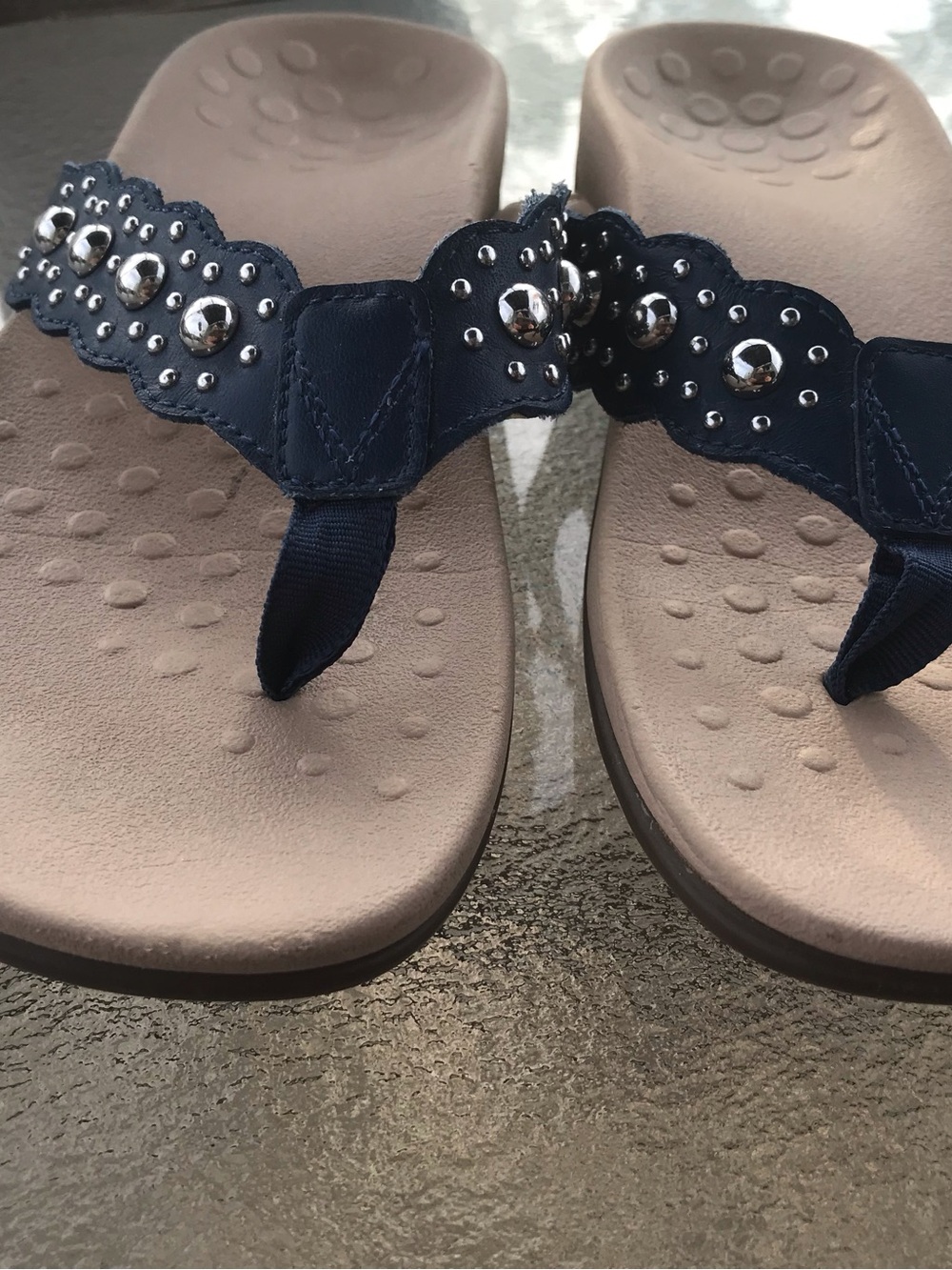 Vionic Tasha Dark Blue Toe Post Sandal Flip Flop Studded Leather Strap Womens